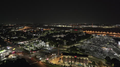 Atlanta,-Georgia,-Luftaufnahme-Eines-V952-Drohnenüberflugs-über-College-Park-Und-Hapeville,-Aufnahme-Des-Hartsfield-Jackson-International-Airport-Und-Nahegelegener-Hotels-Bei-Nacht-–-Aufgenommen-Mit-Mavic-3-Pro-Cine-–-Juni-2023