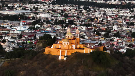 Un-Dron-Con-Telezoom-Rodeó-La-Iglesia-En-La-Pirámide-De-Cholula,-Puesta-De-Sol-En-México