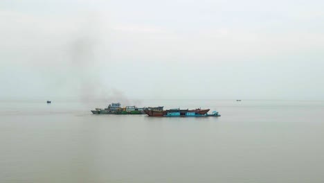 Drohnenaufnahme-Eines-Frachtschiffs,-Das-Rauch-Ausstößt-Und-Den-Indischen-Ozean-In-Bangladesch-Verschmutzt