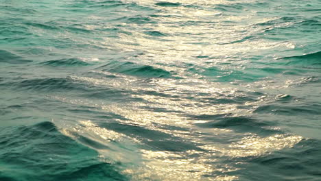 Goldene-Stunde-Fidschi-Fidschianisches-Meer-Pazifischer-Ozean-Sonnenuntergang-Welle-Kräuselungen-Viti-Levu-Gruppe-Nadi-Suva-Garteninsel-Taveuni-Nadi-Bucht-Tavua-Schiffbrüchige-Korallenküste-Wasser-Tourismus-Paradies-Urlaub-Statische-Aufnahme-Vom-Boot