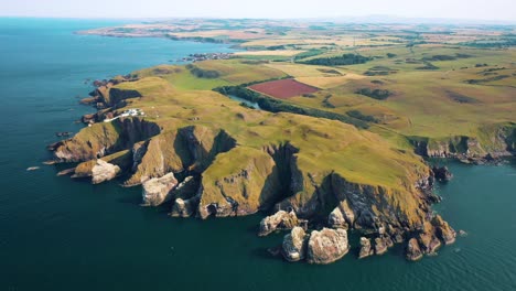 Leuchtturm-Von-St.-Abbs-Head-Und-Schroffe-Klippen:-Eine-Luftreise-Entlang-Der-Felsigen-Küste,-Schottland,-Großbritannien