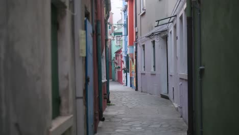 Pintoresco-Callejón-Cerca-De-La-Colorida-Casa-De-Bepi-En-Burano,-Italia