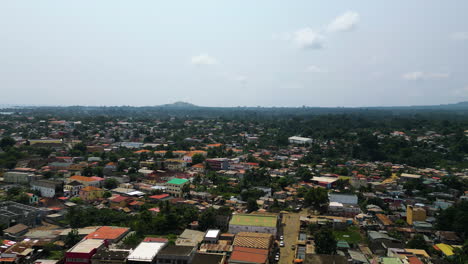 Vista-Aérea-Sobre-El-Paisaje-Urbano-De-La-Ciudad-En-La-Isla-De-Santo-Tomé,-En-La-Soleada-África