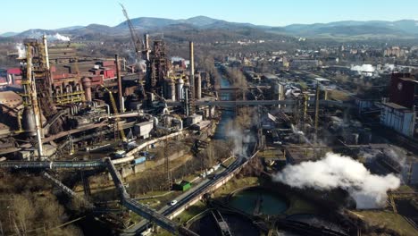 Plantas-Industriales-De-Acero-Y-Coque-Junto-Al-Río-Olse-En-Trinec,-República-Checa