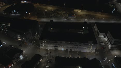 Reykjavík-Art-Museum-Hafnarhús-at-night-in-capital-city-of-Iceland,-aerial