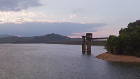Jetski-Fahren-Auf-Dem-Wasser-Des-Staudamms-Presa-De-Hatillo-Bei-Sonnenuntergang,-Dominikanische-Republik