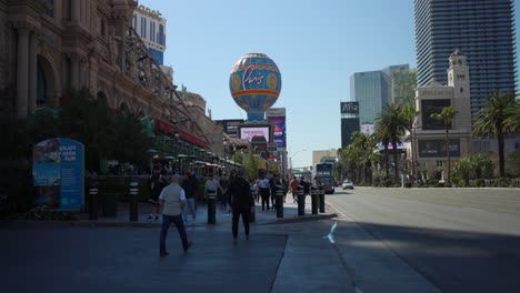 Menschen-Gehen-Bei-Tageslicht-Auf-Dem-Bürgersteig-Des-Las-Vegas-Strip