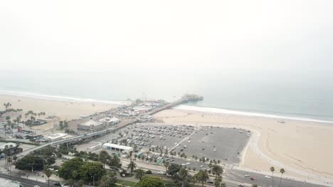 4k-Luftaufnahme-Des-Santa-Monica-Pier-In-Los-Angeles,-Kalifornien,-Mit-Dem-Meer,-Dem-Strand-Und-Der-Stadt-Im-Hintergrund