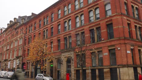 Arquitectura-Exterior-Detallada-De-Un-Edificio-De-Ladrillo-Rojo-En-Manchester,-Inglaterra