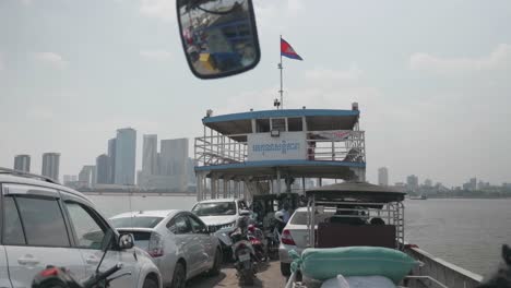 Fahrzeugtransfers-Mit-Einem-Transportschiff-Auf-Dem-Mekong-Im-Hafen-Von-Phnom-Penh-Areiy-Ksatr