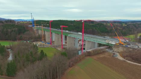 Verkehr-über-Die-Brücke-Neben-Der-Autobahnbrücke-Im-Bau