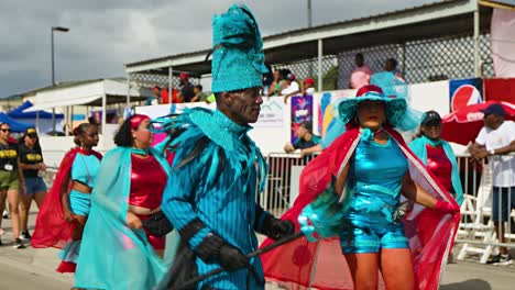 Los-Artistas-Del-Desfile-De-Carnaval-Marchan-Al-Ritmo-Vistiendo-Trajes-De-Rayas-Azules.