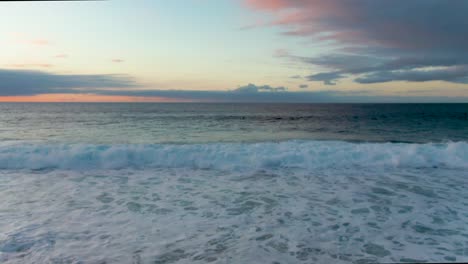 Wunderschöne-Szene-Von-Meereswellen-Am-Strand-Bei-Sonnenuntergang