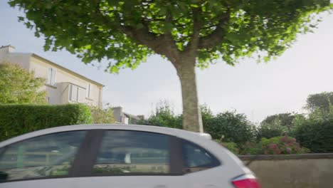 Toma-En-Movimiento-Desde-Un-Automóvil-Filmando-Calles-Aleatorias-En-Francia.