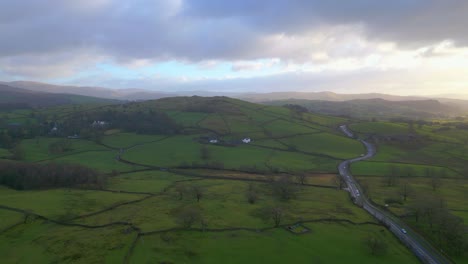 Espectacular-Vista-Cinematográfica-De-Drones-Al-Atardecer-De-Campos-Agrícolas-Cerca-De-Windermere,-Verde