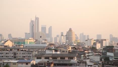 Farbenfroher-Sonnenuntergang-Mit-Panoramablick-Auf-Die-Skyline-Von-Bangkok-Von-Einer-Erhöhten-Aussichtsplattform-In-Der-Altstadt-Von-Rattanakosin-In-Bangkok,-Thailand