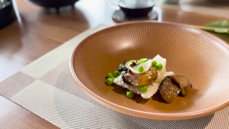 Poner-Trufa-Negra-Rallada-En-Un-Plato-De-Verduras-Como-Guarnición