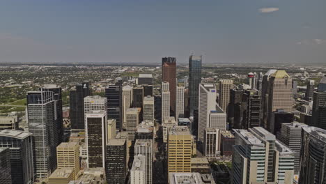 Calgary-Ab-Canada-Vuelo-Aéreo-Con-Drones-V29-Sobre-El-Distrito-Comercial-Del-Centro-De-La-Ciudad-Capturando-Vistas-Del-Paisaje-Urbano-Y-Del-Paisaje-De-Crescent-Heights-A-Través-Del-Río-Bow---Filmado-Con-Mavic-3-Pro-Cine---Julio-De-2023