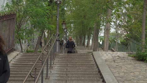 Joggerin-Läuft-Treppe-Im-Stadtteil-Montmartre-Hinauf