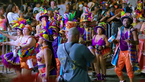 Fotógrafo-Camina-Hacia-Atrás-Tomando-Fotografías-De-Artistas-De-Carnaval-Bailando-En-Un-Desfile.