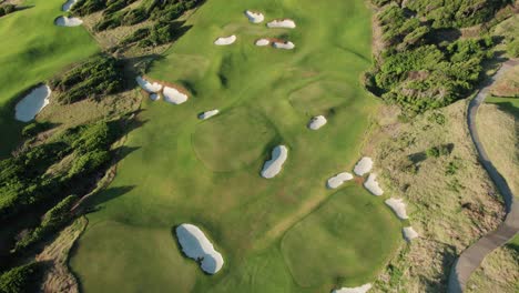 Campo-De-Golf-Con-Bunkers-Y-Pasto-Verde