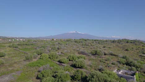 Toma-Aérea-De-Establecimiento-Del-Volcán-Etna-En-Sicilia,-Italia.