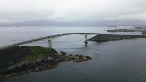 Schöne-Brücke-über-Ein-Paar-Felsige-Inseln,-Nordsee,-Atlantikstraße,-Schärenlandschaft,-Norwegen,-Natur,-Drohne