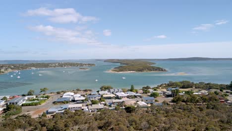 Aerial-of-scenic-Coffin-Bay-holiday-homes-and-beautiful-turquoise-ocean,-Eyre-Peninsula,-South-Australia