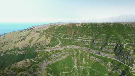 Vista-Aérea-Del-Mirador-De-Lombo-Do-Mouro-Y-Parque-Eólico-En-Serra-De-Agua,-Madeira,-Portugal