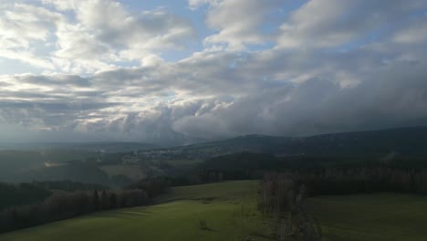 Atemberaubende-Aussicht-Auf-Eine-Landschaft-Mit-Sanften-Hügeln,-Grünen-Feldern-Und-Einem-Himmel-Voller-Flauschiger-Wolken