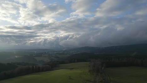 Breathtaking-view-of-a-landscape-with-rolling-hills,-green-fields,-and-a-sky-filled-with-fluffy-clouds