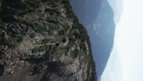 Senderos-En-La-Cima-De-Goat-Ridge,-Squamish,-BC,-Canadá,-Sonido-Howe-De-Fondo
