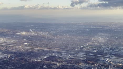 Vista-Aérea-De-La-Zona-Suburbana-De-Toronto-Vista-Desde-Un-Avión-Acercándose-Al-Aeropuerto