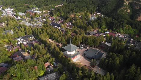 Luftbild-Drohne-Mit-Panoramablick-Auf-Das-Japanische-Dorf-Koyasan,-Tempelberg-Koya,-Buddhistisches-Reiseziel-In-Japan,-Wald-Rund-Um-Religiöse-Architektur