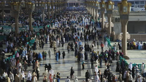 Muslime-Versammeln-Sich-Bei-Der-Moschee-Des-Propheten-Während-Der-Pilgerfahrt-Zum-Heiligen-Haram-In-Medinah