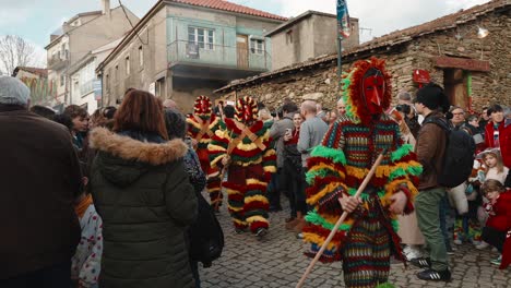 Folkloristische-Careto-Swing-Freude-Beim-Karneval-In-Podence,-Portugal