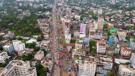 Stadtstraße-Mit-Verkehr-Durch-Barisal,-Bangladesch-–-Luftaufnahme-Einer-Drohne