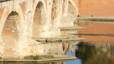 Canotaje-Bajo-El-Pont-Neuf-En-El-Río-Garona-En-Toulouse,-Occitania,-Francia