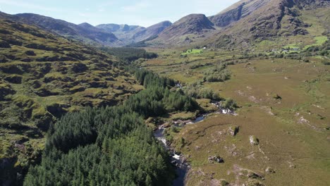 Vídeo-De-Drones-Del-Valle-Negro-En-Kerry,-Irlanda,-Que-Muestra-Un-Río,-Un-Bosque-Y-Montañas