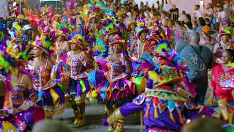 Coloridos-Sombreros-De-Plumas-Y-Faldas-De-Lentejuelas-Llenan-El-Desfile-Mientras-Los-Bailarines-Festejan-Durante-El-Carnaval