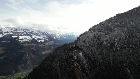 Ein-Faszinierender-Panoramablick-Enthüllt-Schneebedeckte-Wälder,-Die-Die-Sanften-Hügel-In-Der-Nähe-Von-Glarus-Inmitten-Der-Schweizer-Alpen-Krönen,-Wo-Die-Raue-Schönheit-Der-Natur-Auf-Die-Ruhe-Der-Alpinen-Landschaften-Trifft