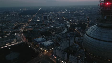 Un-Dron-Cinematográfico-Nocturno-Revela-Una-Toma-De-La-Emblemática-Torre-De-Televisión-De-Berlín-En-Alemania