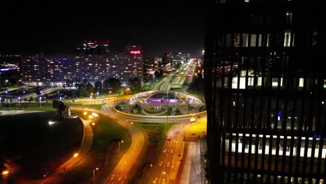 Vista-Aérea-Del-Paisaje-Urbano-Nocturno-Con-Calles-Iluminadas-De-La-Ciudad-De-Katowice.