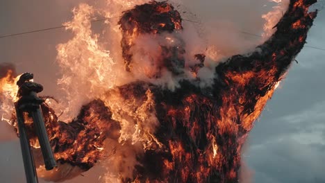 Efigie-Llameante-En-La-Ardiente-Tradición-De-Podence---Cámara-Lenta