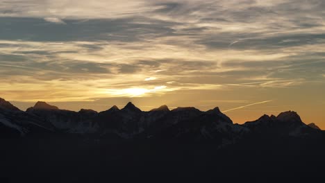 Sonnenuntergang-über-Den-Amdener-Bergen-In-Glarus,-Schweiz,-Mit-Lebendigen-Himmelsfarben-Und-Silhouetten-Von-Gipfeln