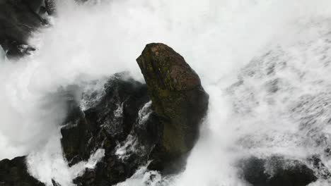 Gran-Roca-En-Medio-De-Una-Enorme-Cascada,-Noruega,-Naturaleza,-Zumbido