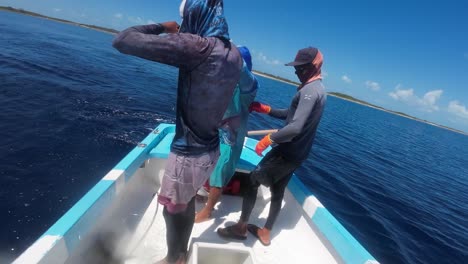 Pescadores-En-Aguas-Azules-Pescando,-Clima-Tropical,-Día-Soleado,-Plano-General