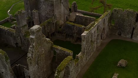 Elegante-Luftaufnahme-Zeigt-Bective-Abbey.-Meath,-Irland