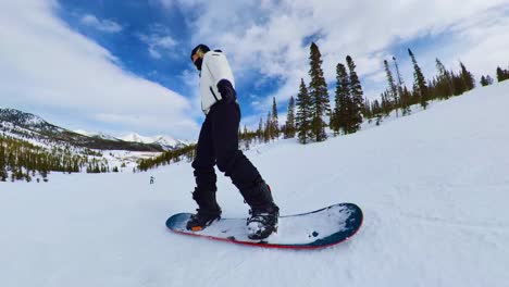 Epische-Aufnahme-Eines-Snowboarders-Auf-Einem-Berg-In-Colorado