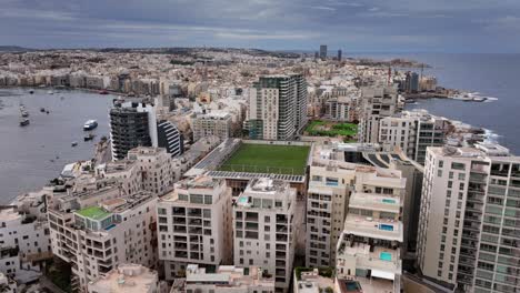 Vista-Aérea-De-Una-Zona-Residencial-De-Sliema-Con-Un-Campo-De-Fútbol-En-El-Centro.